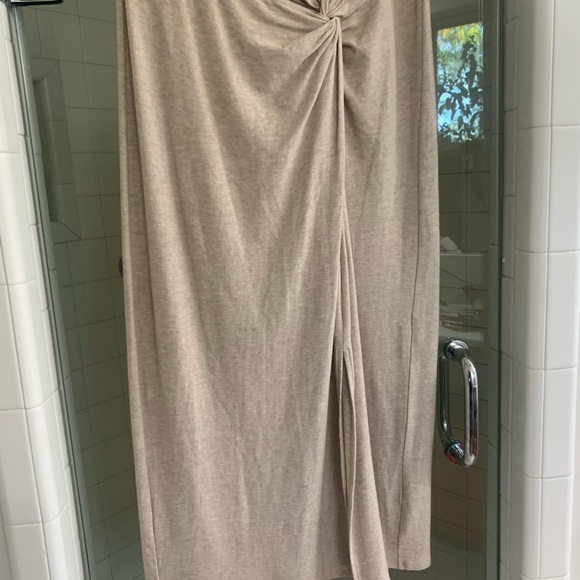 Vince set.  Simple elegance.  Faux knot wrap skirt-midi with matching shell. - Picture 8 of 12